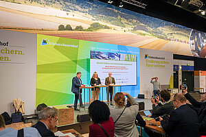 Beginn der Diskussion mit Jaana K. Kleinschmit von Lengefeld, Dr. Klaus Berend und Christoph Metzner 
